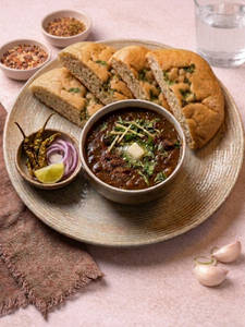 Pindi Chhole (200 gm), 2 Bread Kulcha