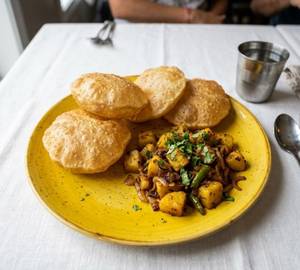 4 Poori With Aloo Ka Bhujiya