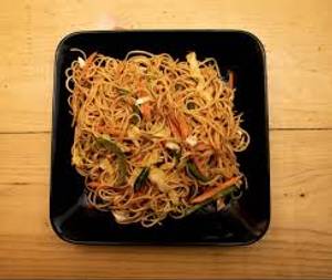 Veg Chowmein (450 gm)