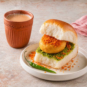 Vada Pao With Chai