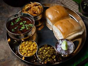 Schezwan Misal Pav