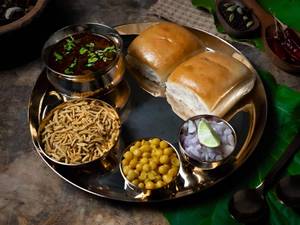 Mumbaiya Sev Usal (400 Gm)