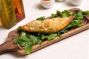 Pesto, Cheese & Tomato Calzone (Del)