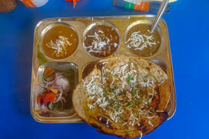 Aloo Payaj Naan Thali