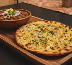 Onion Kulcha With Chana