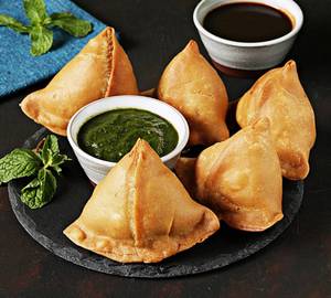 Gudiya Samosa with special khajur ki chutney