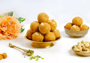 Dry Fruit Besan Laddu