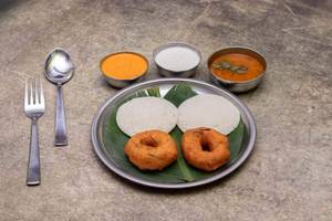 Idli Wada [2 Idli + 2 Wada]