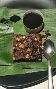 Hot Walnut Brownie With Chocolate Syrup