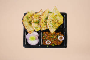 Amritsari Kulcha With Chhole