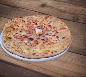 Paneer Paratha With Pickle