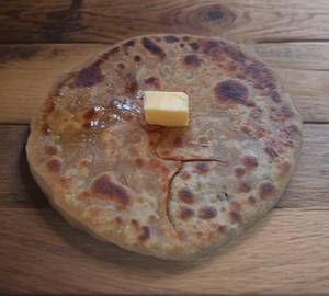 Pyaaz Paratha With Pickle