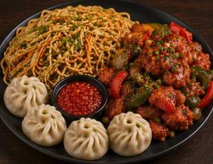 Hong Kong Chicken And Momos [4 Pcs] with Spicy Chutney with Noodles Combo