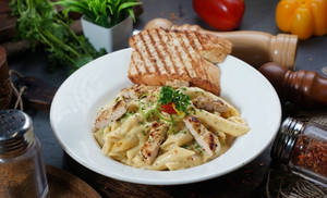 Creamy Cheese White Pasta Chicken