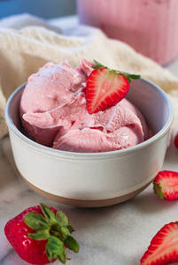 Strawberry Ice Cream (2 Scoops)