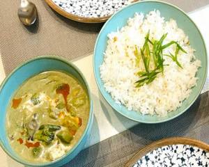 Classic Thai Green Curry Prawns With Steam Rice
