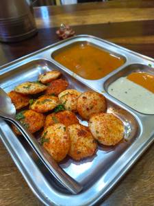 Button Idli with Chana Dal Chutney Idli [8 Pieces]