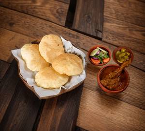 4 pcs Luchi With Chicken Kasa