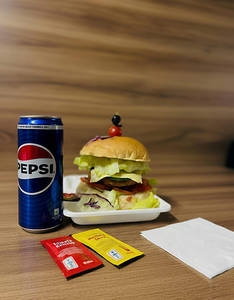 Cheese Burger + Coke Can [330 ml]