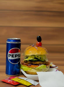 Veggie La Burger + Coke Can [330 ml]