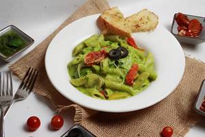Penne Pasta in Pesto Sauce