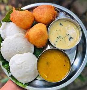 2 idli with bonda [2 pieces]