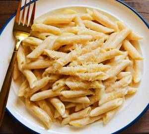 Penne pasta white sauce veg