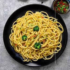 🧄 Aglio E Olio Spaghetti Pasta (Veg) 🔥 Classic Italian | Light & Aromatic