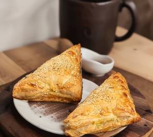 VEG CURRY PUFF ( KHARI PATIS )