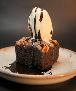 Hot Walnut Brownie With Ice Cream