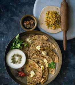 Gobhi paratha [1 piece] with curd and pickle
