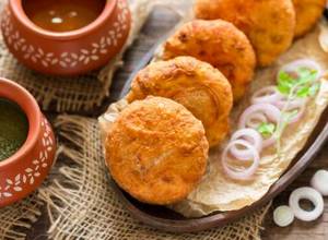 Onion Kachori with Chatni