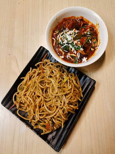 Chilli Paneer Gravy [4 Pieces] With Veg Chowmein
