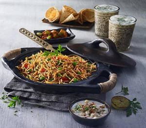 Juhu Chowpaty Cheese Tawa Pulav With Raita & Papad