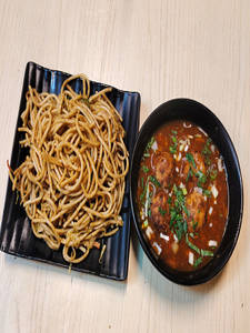 Veg Chowmein With Manchurian Gravy [4 Pieces]