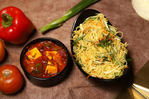 Noodles With 2pcs Paneer Chllli