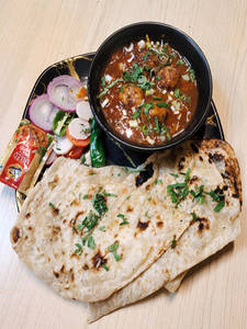 Veg Manchurian Gravy (4pcs.) With 2 Butter Naan [online]