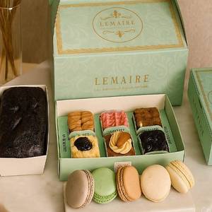 Gift Hamper Box - 6 Pc Cheesecake, 5 Macarons, 1 Bar Cake