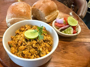 Chicken Kheema Pao (multi Grain Pao)