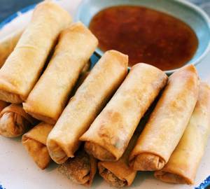 Mini Veg Spring Roll With Momos Chutney
