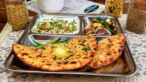 Aloo Pyaj Parantha With Raita & Chutney Pyaj(1 Pc.)