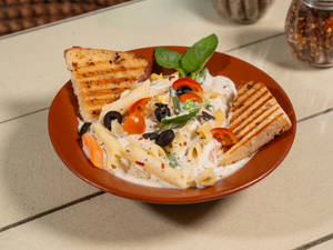 Penne Alfredo With Garlic Bread