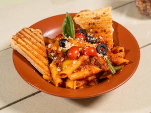 Penne Arrabbiata With Garlic Bread