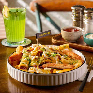 Tandoori Chicken & Cheese Fries