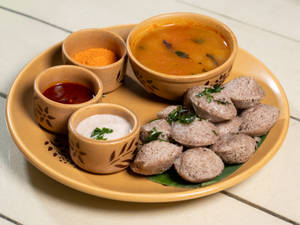 Ragi Idli, Thanjavur Sambhar, Chutney & Gunpowder (v)