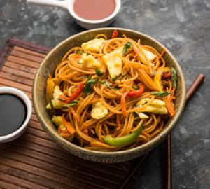 Egg hakka noodles