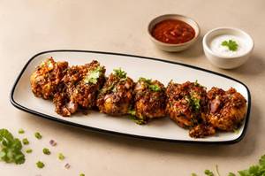 Chicken Hot Garlic Sauce Tossed Momos (8 Pcs)