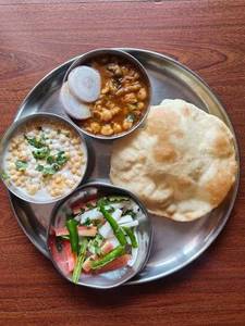8 Puri + Chole Achar + Salad +Rayta