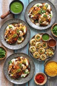 Pack of 2 Aloo Tikki + 1 Plate Pani ke Batashe