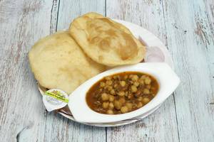 Chole Bhature ( 2 Bhature)